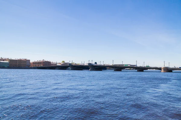 A ponte de Blagoveshchensky através do rio Neva em São Petersb — Fotografia de Stock