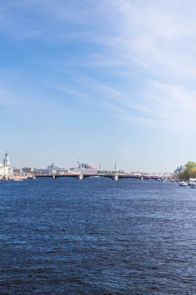 Argine universitario con ponti sul fiume Neva a Sunny — Foto Stock