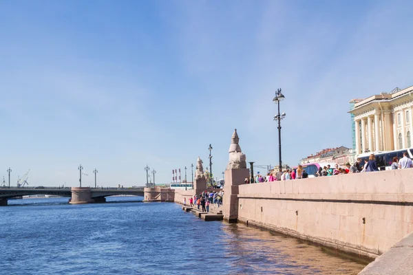 Famoso lugar con esfinges cerca de Blagoveshchensky puente en Sunny —  Fotos de Stock