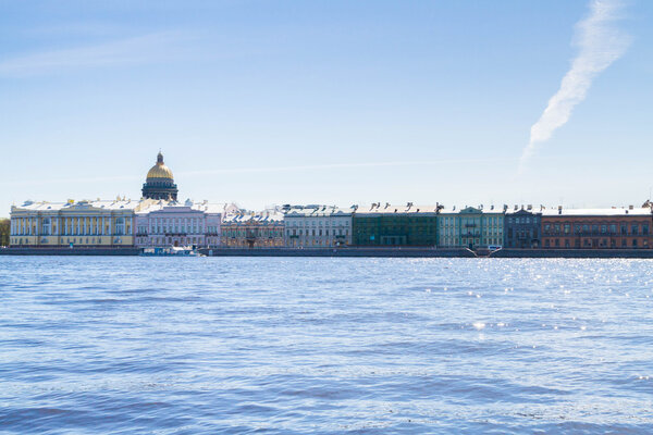 Английская набережная с мостами через Неву в солнечный день
