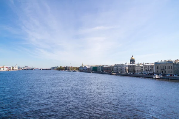 Englischer Damm mit Brücken über die Newa bei sonnigem Wetter — Stockfoto