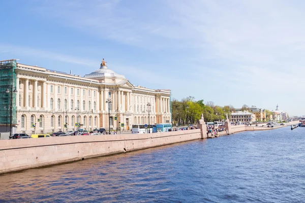 Университетская набережная с мостами через Неву в Солнечном — стоковое фото