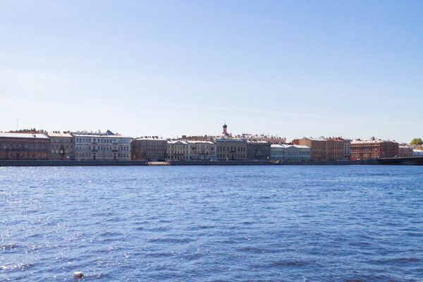 Английская набережная с мостами через Неву в солнечный день
