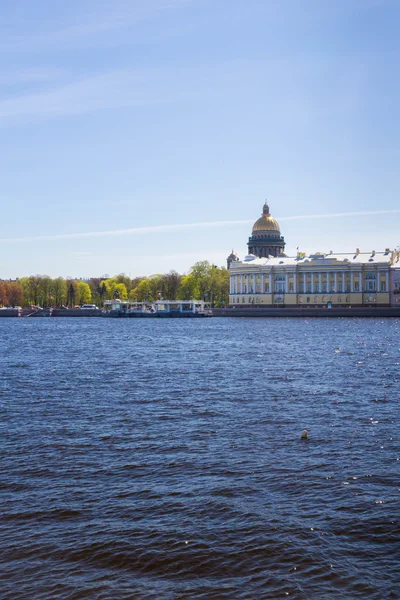 Engelse kade met bruggen over de rivier de Neva in zonnige dag — Stockfoto