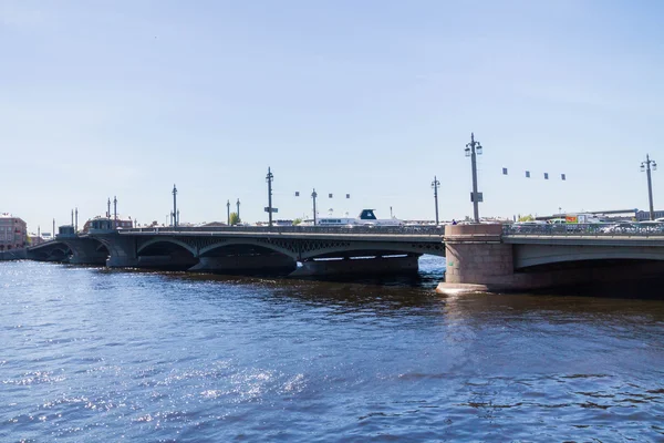 The Blagoveshchensky bridge across the Neva river in St. Petersb — Stock Photo, Image