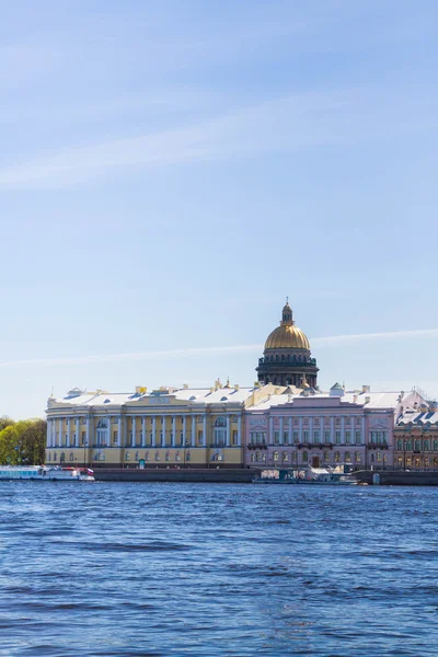 Svenska vallen med broar över floden Neva i solig dag — Stockfoto