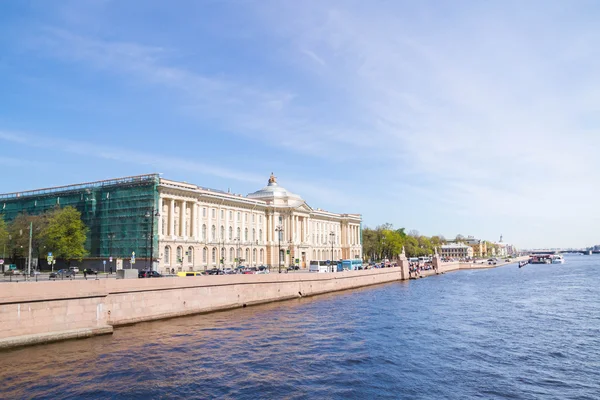 Terraplén universitario con puentes sobre el río Neva en Sunny —  Fotos de Stock