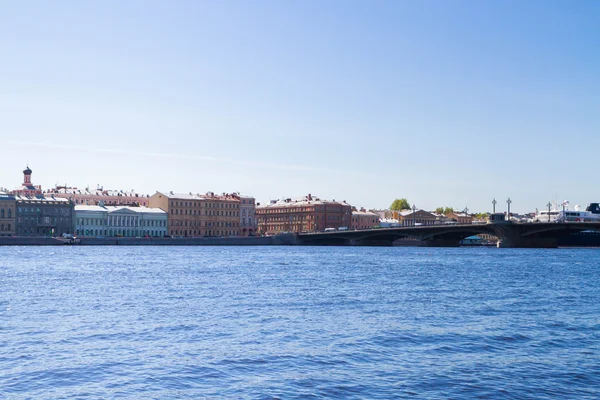 Terraplén inglés con puentes sobre el río Neva en el día soleado —  Fotos de Stock