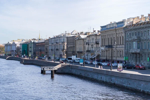 Argine inglese con ponti sul fiume Neva in Sunny day — Foto Stock