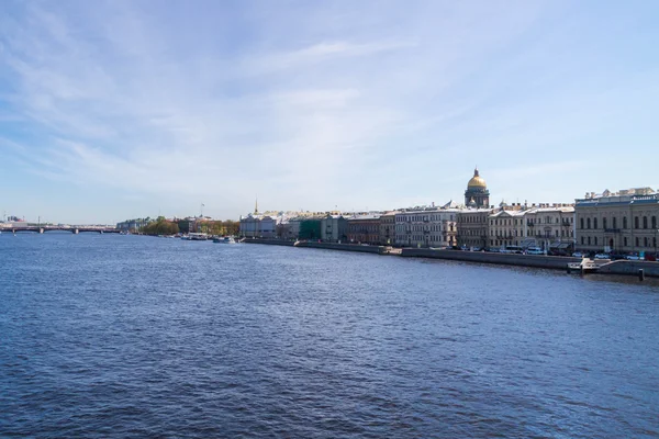 English embankment with bridges over the Neva river in Sunny day — Stock Photo, Image