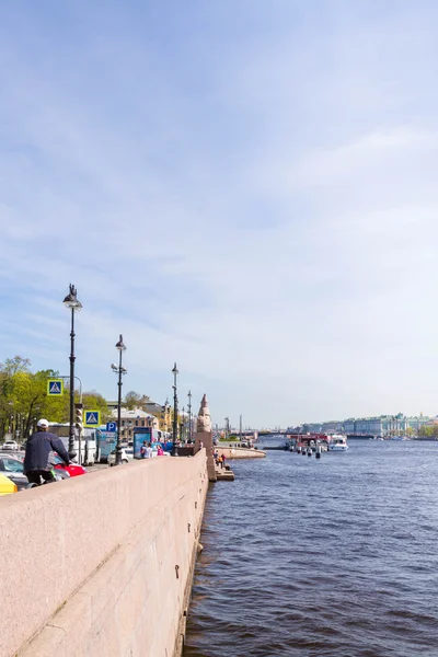 Remblai universitaire avec des ponts sur la rivière Neva à Sunny — Photo