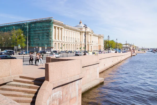Terraplén universitario con puentes sobre el río Neva en Sunny —  Fotos de Stock