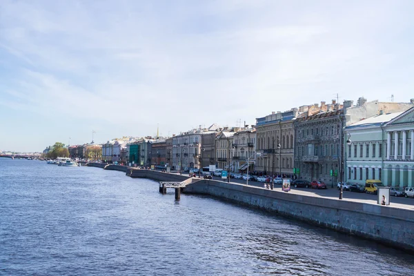 Terraplén inglés con puentes sobre el río Neva en el día soleado —  Fotos de Stock