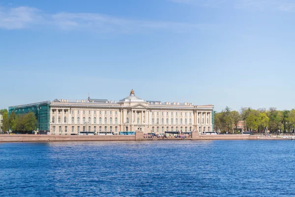 University embankment with bridges over the Neva river in Sunny — Stock Photo, Image