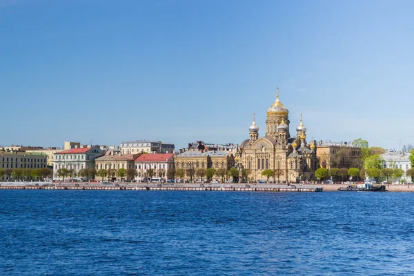 Universitet vallen med broar över floden Neva i Sunny — Stockfoto