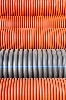 İnşaat turuncu ve siyah plastik borular