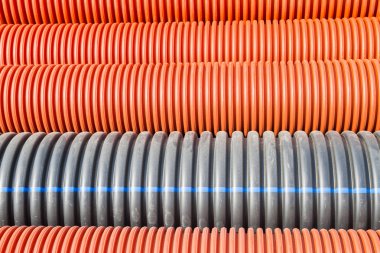 İnşaat turuncu ve siyah plastik borular