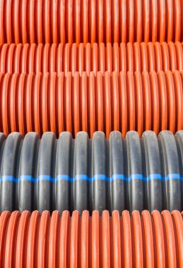 İnşaat turuncu ve siyah plastik borular