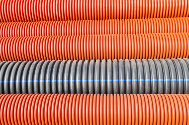 İnşaat turuncu ve siyah plastik borular