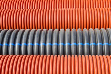 İnşaat turuncu ve siyah plastik borular