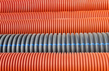İnşaat turuncu ve siyah plastik borular