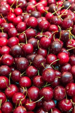 İçinde belgili tanımlık çarşı üstünde belgili tanımlık sayaç olgun kırmızı kiraz