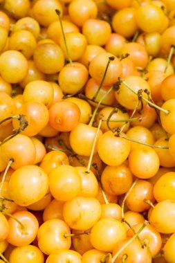 İçinde belgili tanımlık çarşı üstünde belgili tanımlık sayaç olgun sarı kiraz