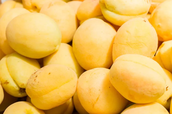 Жовті абрикоси в магазині на стільниці — стокове фото