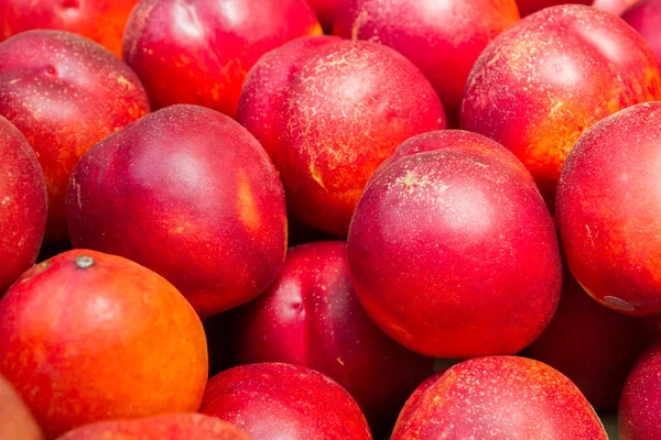 Смачний стиглий фруктовий нектар на ринку на стільниці — стокове фото