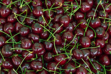 İçinde belgili tanımlık çarşı üstünde belgili tanımlık sayaç olgun kırmızı kiraz