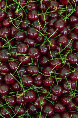 İçinde belgili tanımlık çarşı üstünde belgili tanımlık sayaç olgun kırmızı kiraz