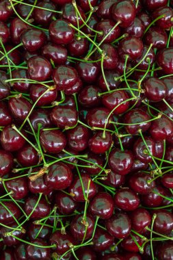 İçinde belgili tanımlık çarşı üstünde belgili tanımlık sayaç olgun kırmızı kiraz