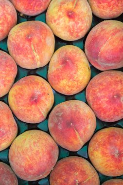 İçinde belgili tanımlık çarşı üstünde belgili tanımlık sayaç lezzetli olgun şeftali