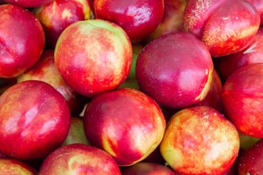 Lezzetli meyve olgun nektarin içinde belgili tanımlık çarşı üstünde belgili tanımlık sayaç