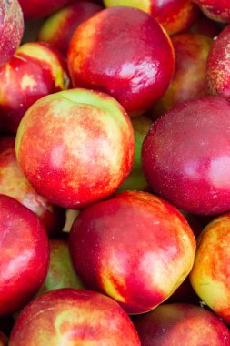 Lezzetli meyve olgun nektarin içinde belgili tanımlık çarşı üstünde belgili tanımlık sayaç
