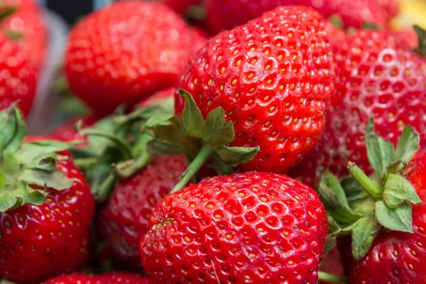 İçinde belgili tanımlık çarşı üstünde belgili tanımlık sayaç kırmızı olgun çilek