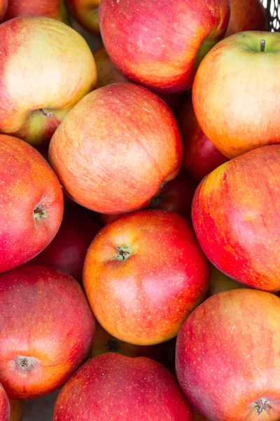 Sabrosas manzanas maduras en el mercado en el mostrador — Foto de Stock