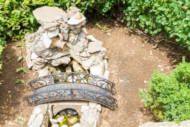 Bir sürahi ve bir köprü taşlarla bileşimi