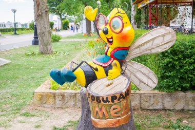 Varil üzerinde neşeli arılar heykeli