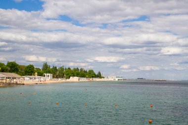 Evpatoria, Kırım, 8 Haziran 2016. Yazın Kırım 'da Evpatoria' da Karadeniz kıyısında bir plaj..