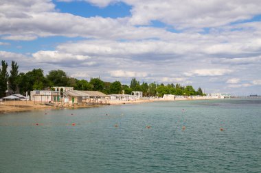 Evpatoria, Kırım, 8 Haziran 2016. Yazın Kırım 'da Evpatoria' da Karadeniz kıyısında bir plaj..