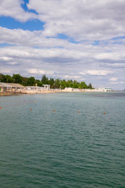 Evpatoria, Kırım, 8 Haziran 2016. Yazın Kırım 'da Evpatoria' da Karadeniz kıyısında bir plaj..