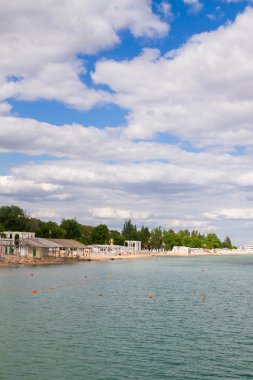 Evpatoria, Kırım, 8 Haziran 2016. Yazın Kırım 'da Evpatoria' da Karadeniz kıyısında bir plaj..