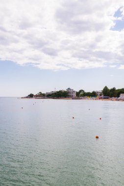 Evpatoria, Kırım, 8 Haziran 2016. Yazın Kırım 'da Evpatoria' da Karadeniz kıyısında bir plaj..