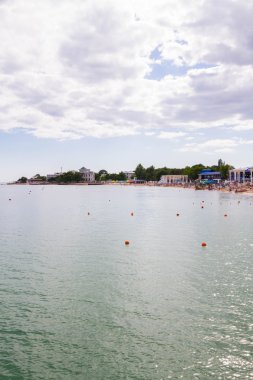 Evpatoria, Kırım, 8 Haziran 2016. Yazın Kırım 'da Evpatoria' da Karadeniz kıyısında bir plaj..