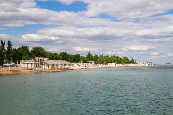 Evpatoria, Kırım, 8 Haziran 2016. Yazın Kırım 'da Evpatoria' da Karadeniz kıyısında bir plaj..