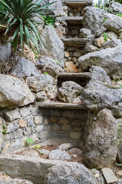 Un montículo ajardinado de piedra para la cascada — Foto de Stock