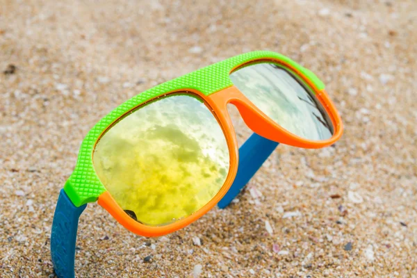 Kleurrijke kinderen zonnebril op het strand — Stockfoto