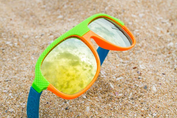 Kleurrijke kinderen zonnebril op het strand — Stockfoto