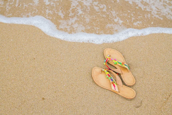 Chinelos de verão na praia — Fotografia de Stock